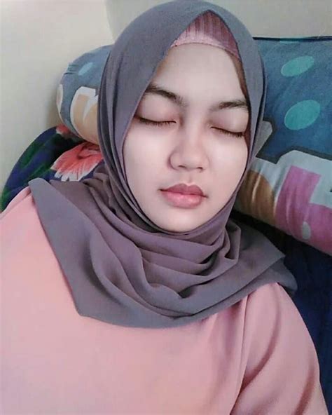 cantik montok dan sange memek becek .